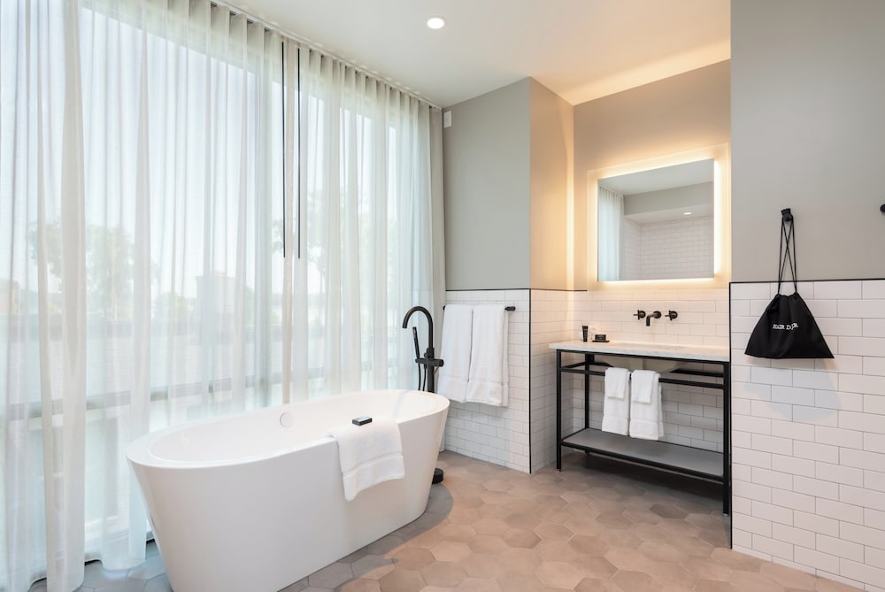 Premium Room, 1 King Bed (Spa Bath with Soaker Tub) - Photo 4