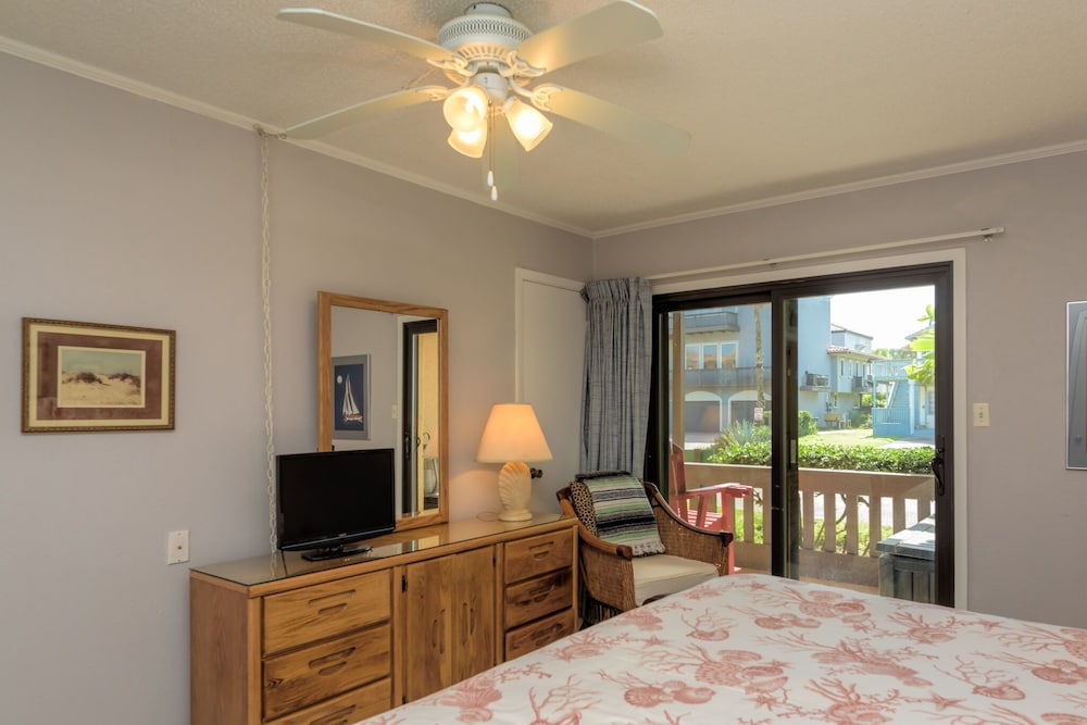 Superior Condo, 1 King Bed with Sofa bed, Partial Ocean View, Beachside photo 3