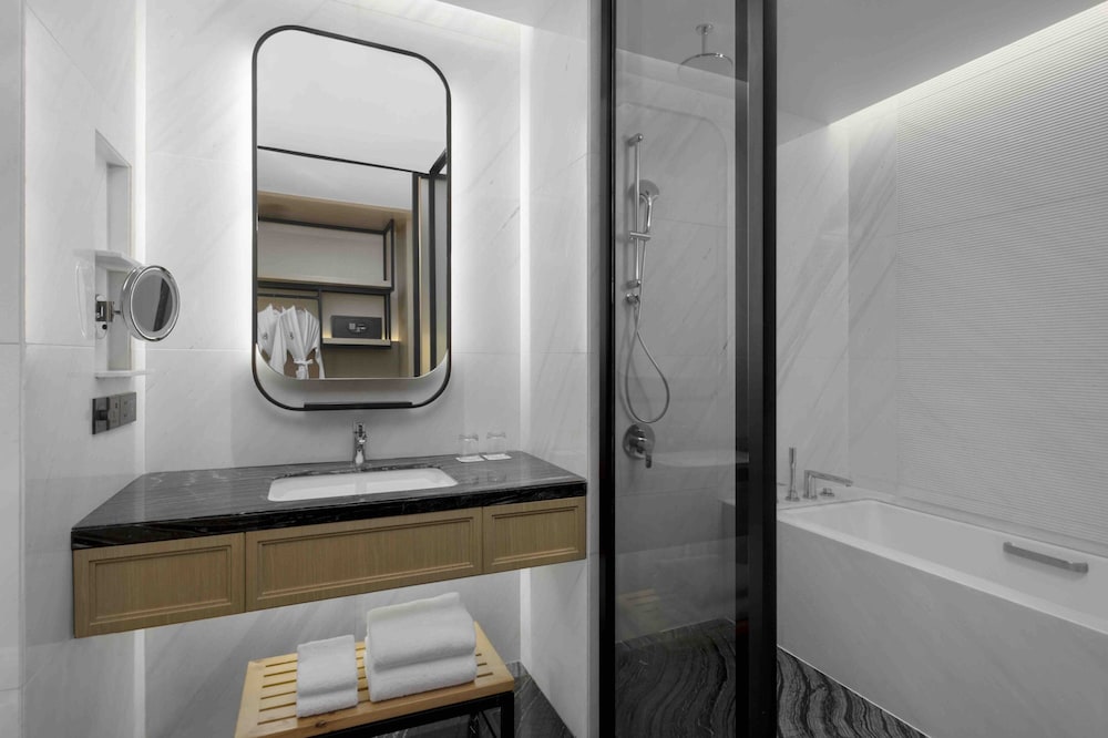 Suite, 1 Bedroom - Photo 8