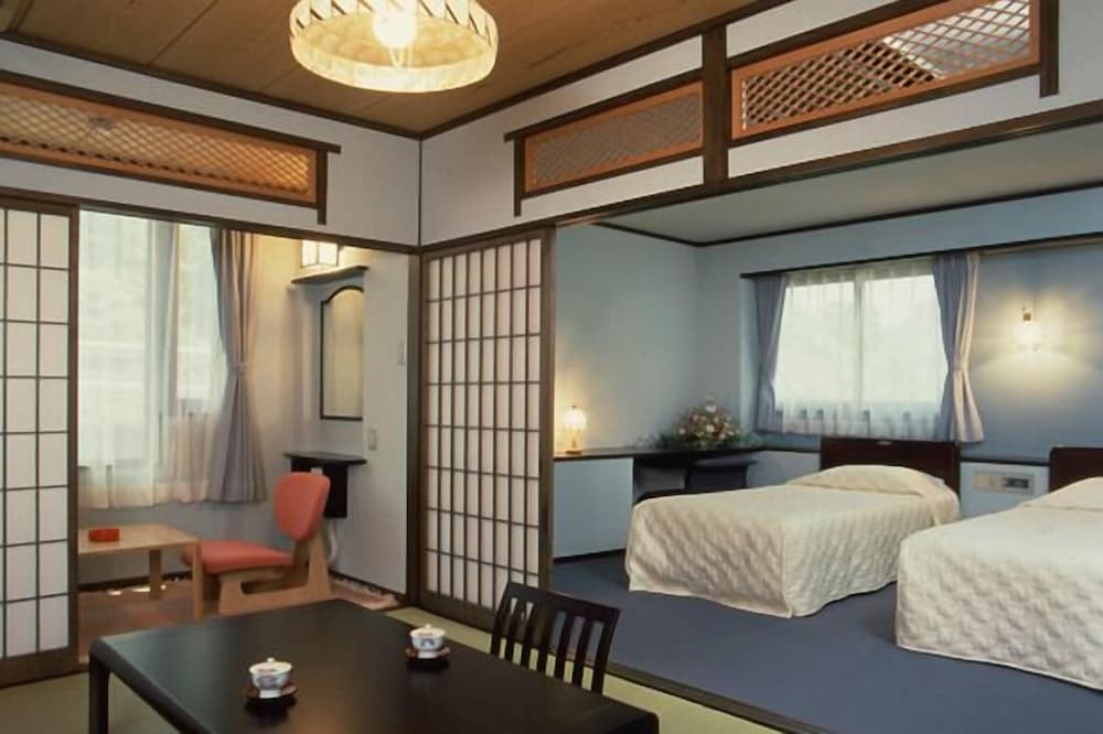 Standard Twin Room with Tatami Area and Japanese Futon photo 2