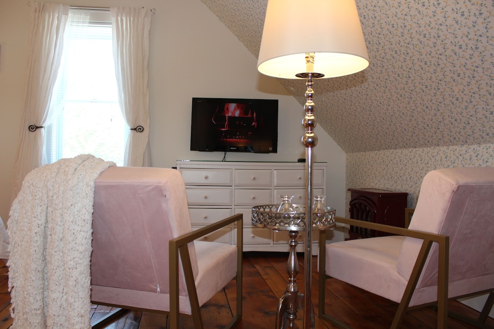 Classic Room, 1 Queen Bed, City View (Joyeuse) photo 1
