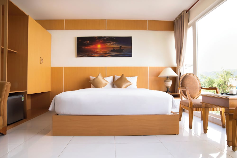 Deluxe Room, 1 King Bed, Mountain View - Photo 8