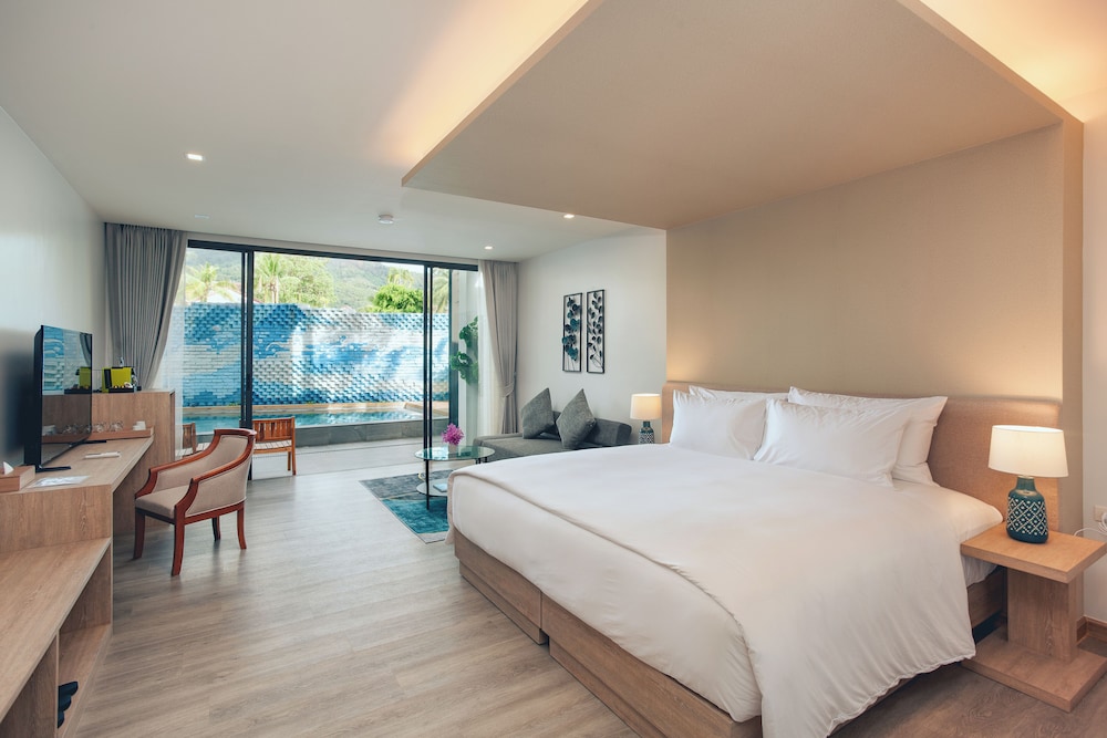 Deluxe Room, Pool Access photo 2
