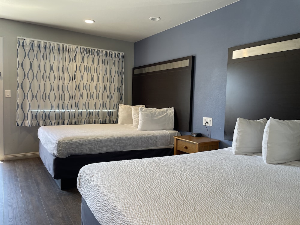 Standard Room, 2 Queen Beds, Non Smoking - Photo 3