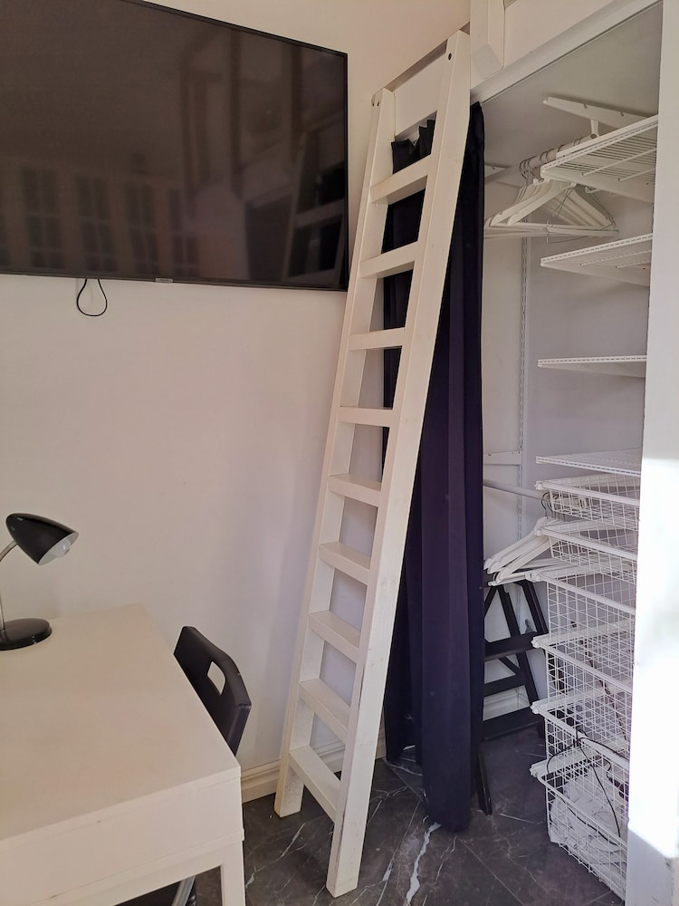 Comfort Cabin (Private Bathroom)