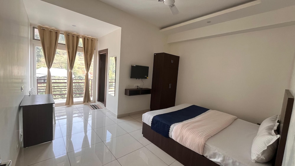 Deluxe Room, Balcony, Hill View photo 2