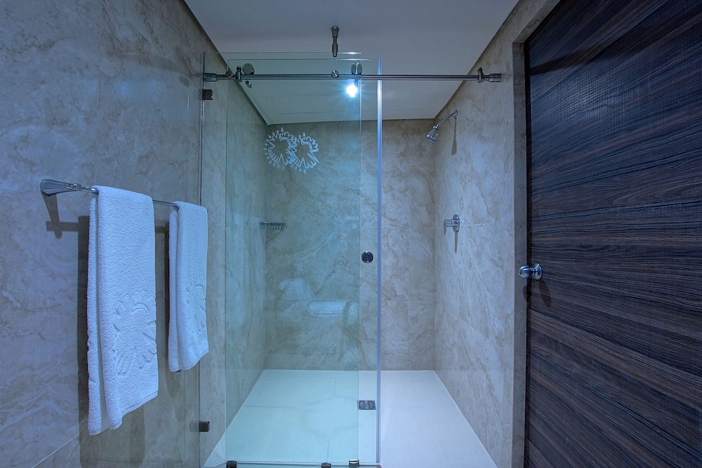Deluxe Suite, 1 King Bed, Non Smoking, Jetted Tub photo 3