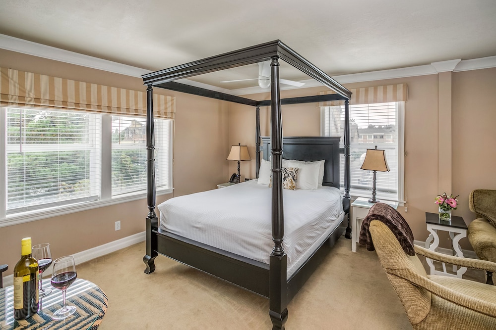 Cannon Beach Hotel - Deluxe Queen (Not pet or child friendly)