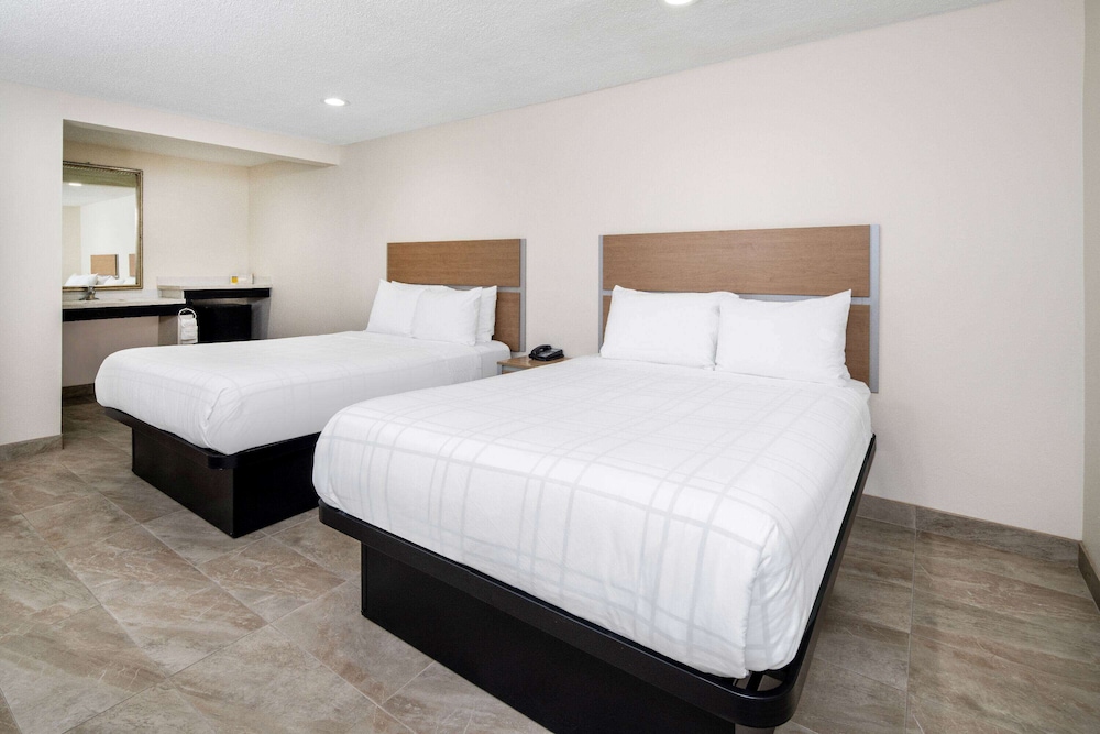 Suite, 2 Queen Beds, Non Smoking - Photo 3