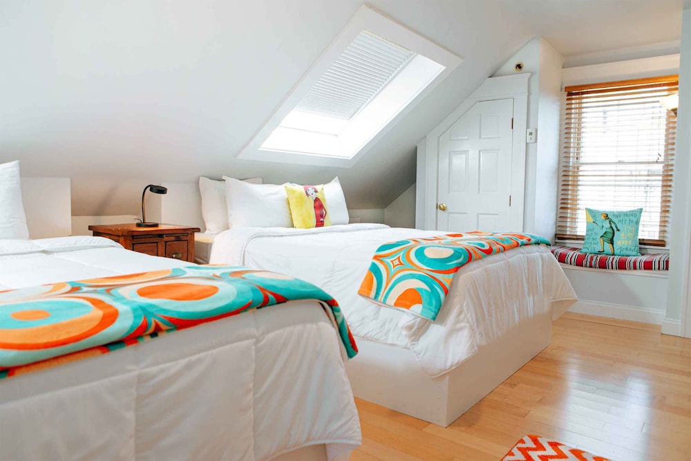 Room, 2 Queen Beds, Private Bathroom
