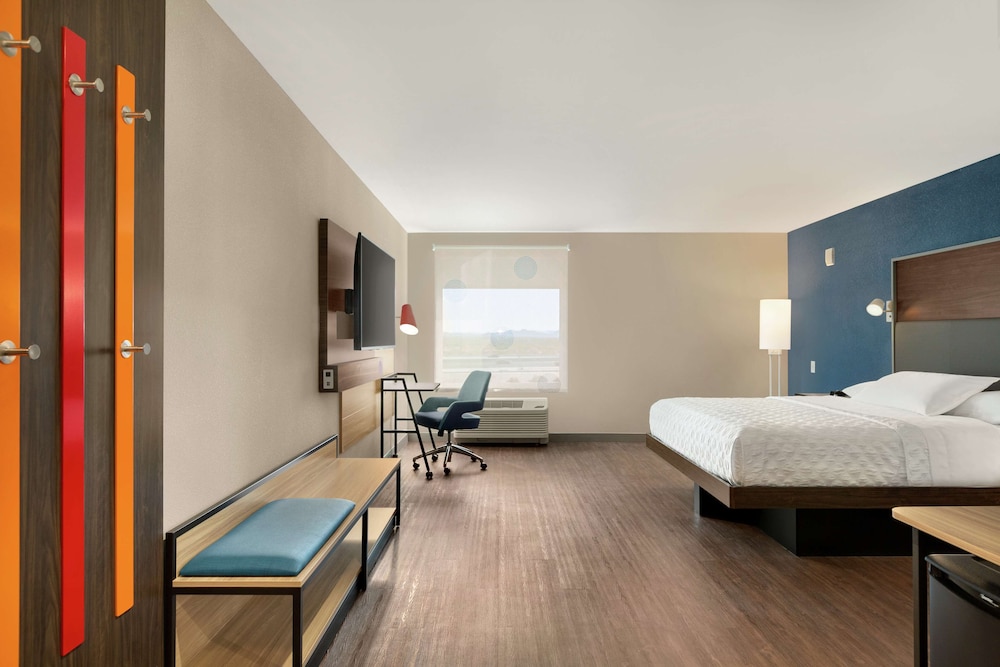 Room, 1 King Bed, Accessible, Bathtub photo 1