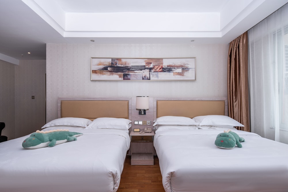 Comfort Room, Multiple Beds, Non Smoking, City View