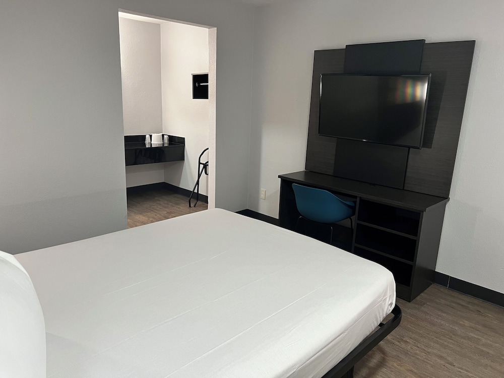 Deluxe Room, 1 Queen Bed, Accessible, Non Smoking photo 3