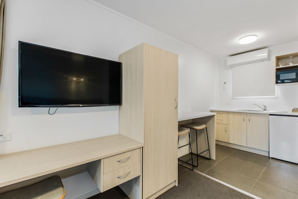 Motel Studio (located across the road) - Photo 4