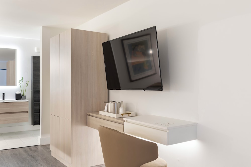 Standard Room, 1 King Bed, Accessible photo 3