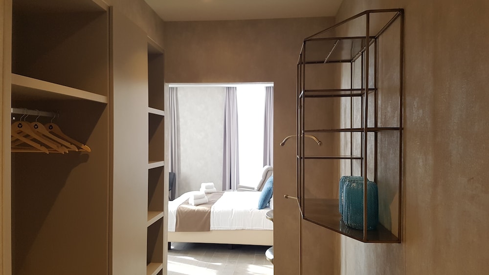 Deluxe Double Room, 1 King Bed photo 2
