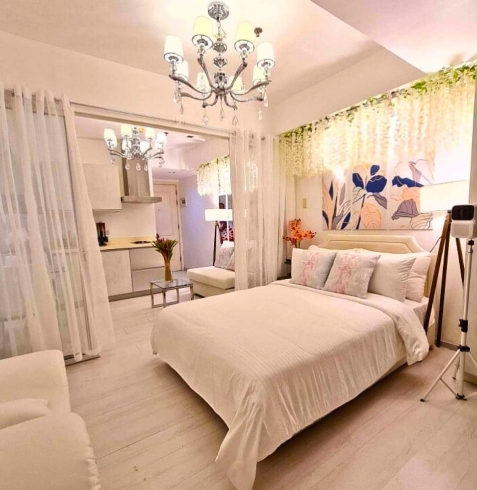 Deluxe Suite, City View