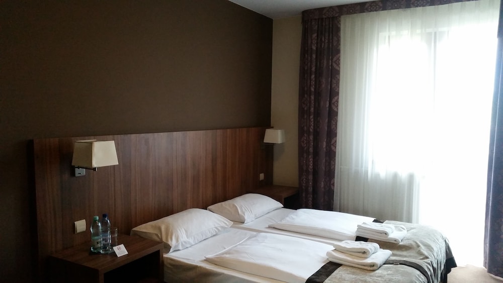 Studio, 2 Bedrooms, 2 Bathrooms