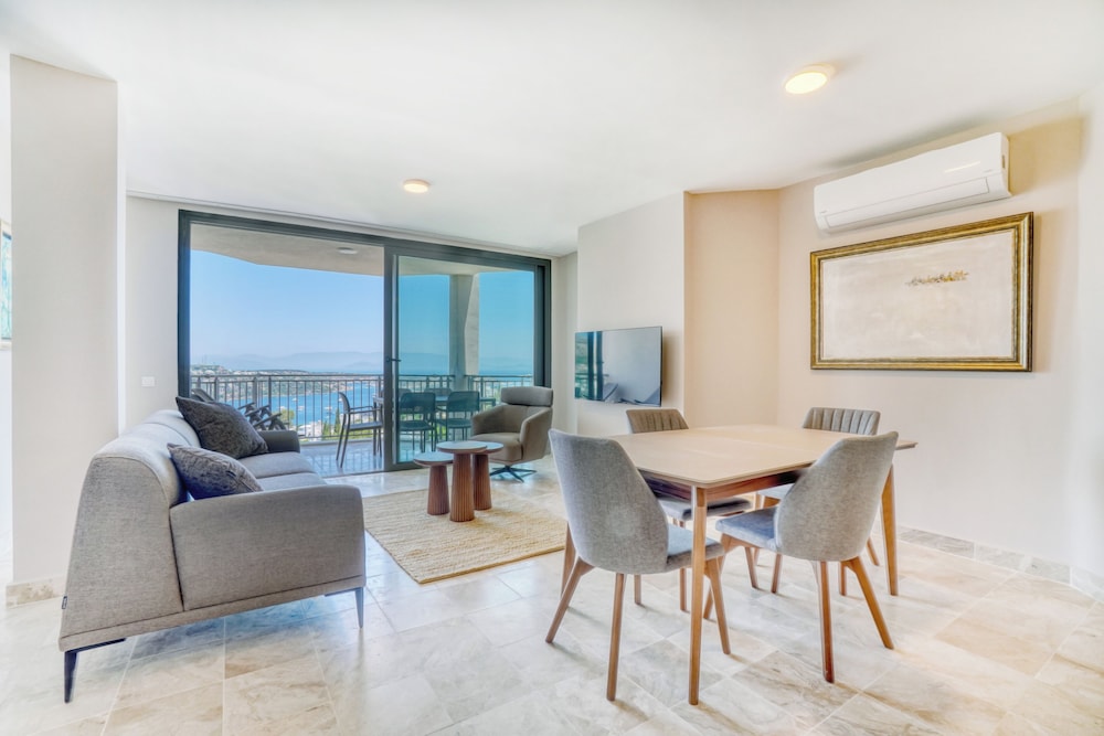 Condo, 3 Bedrooms, Sea View