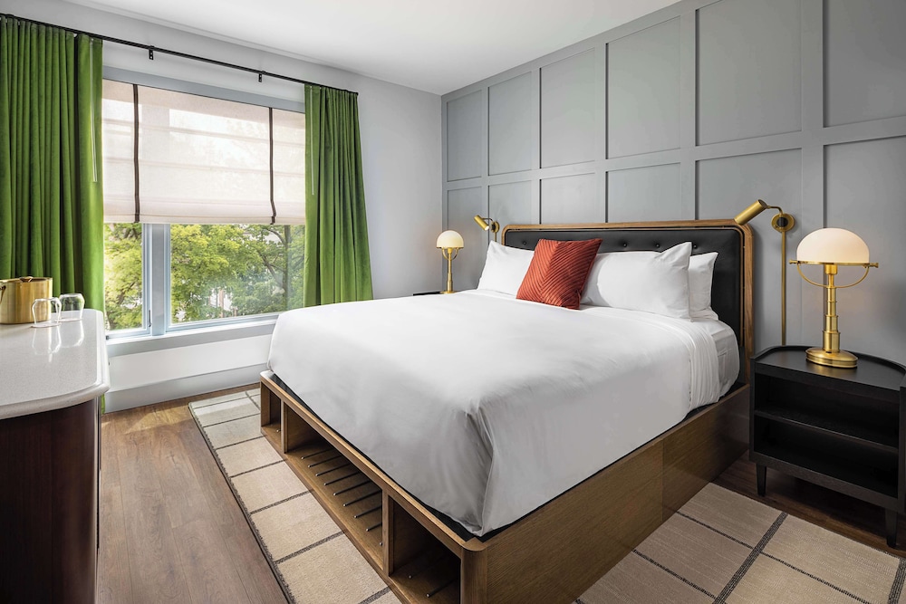 Deluxe Room, 1 King Bed, Accessible (Hearing) - Photo 3