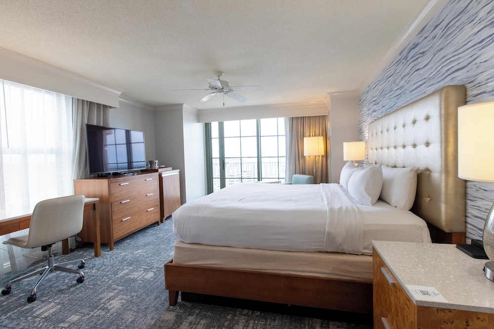 Room, 1 King Bed, Partial Ocean View (High Floor) - Photo 1