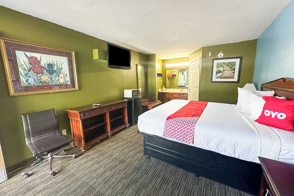 Room (King Bed Accessible Smoking) - Photo 4