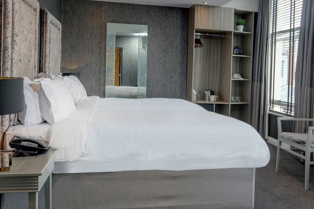 Superior Room, 1 King Bed, Non Smoking (Converts to 2 Twin Beds) - Photo 12
