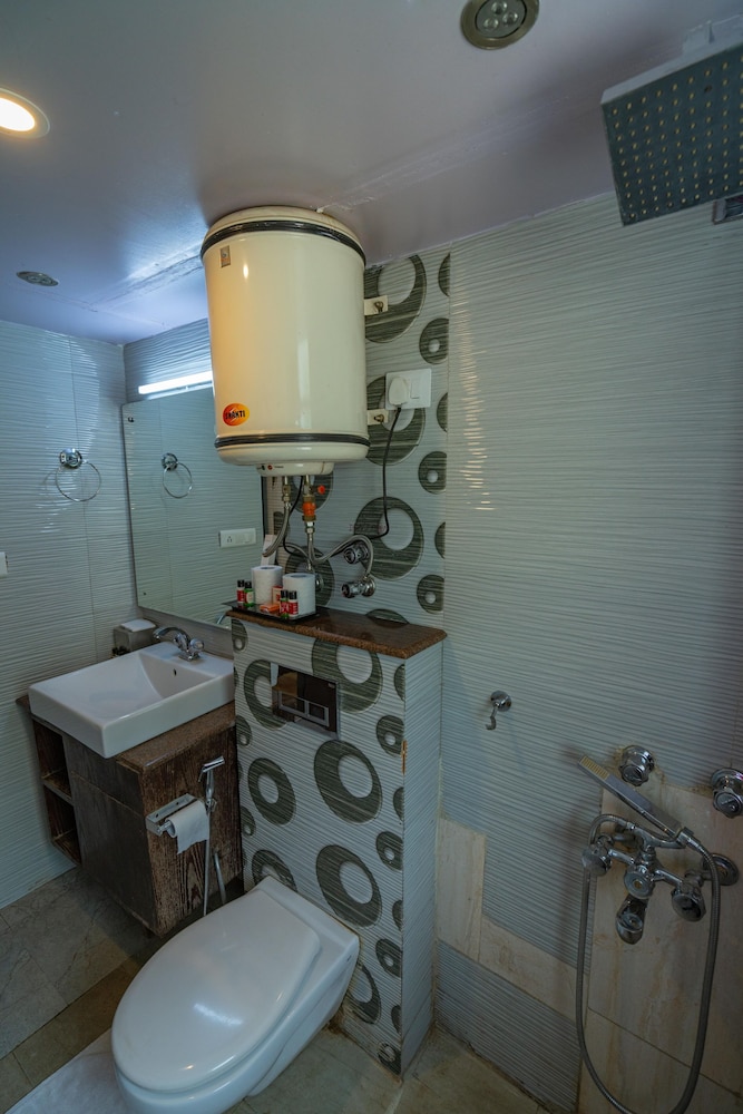 Standard Room, 1 Double Bed, Private Bathroom - Photo 6
