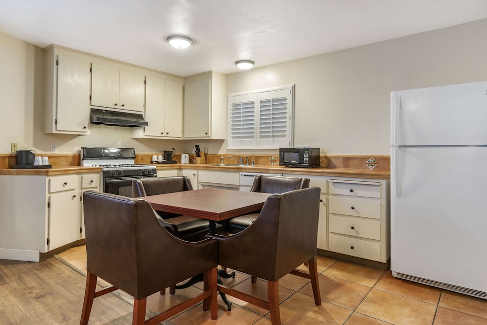 Deluxe Studio, 2 Queen Beds, Non Smoking, Kitchen photo 2