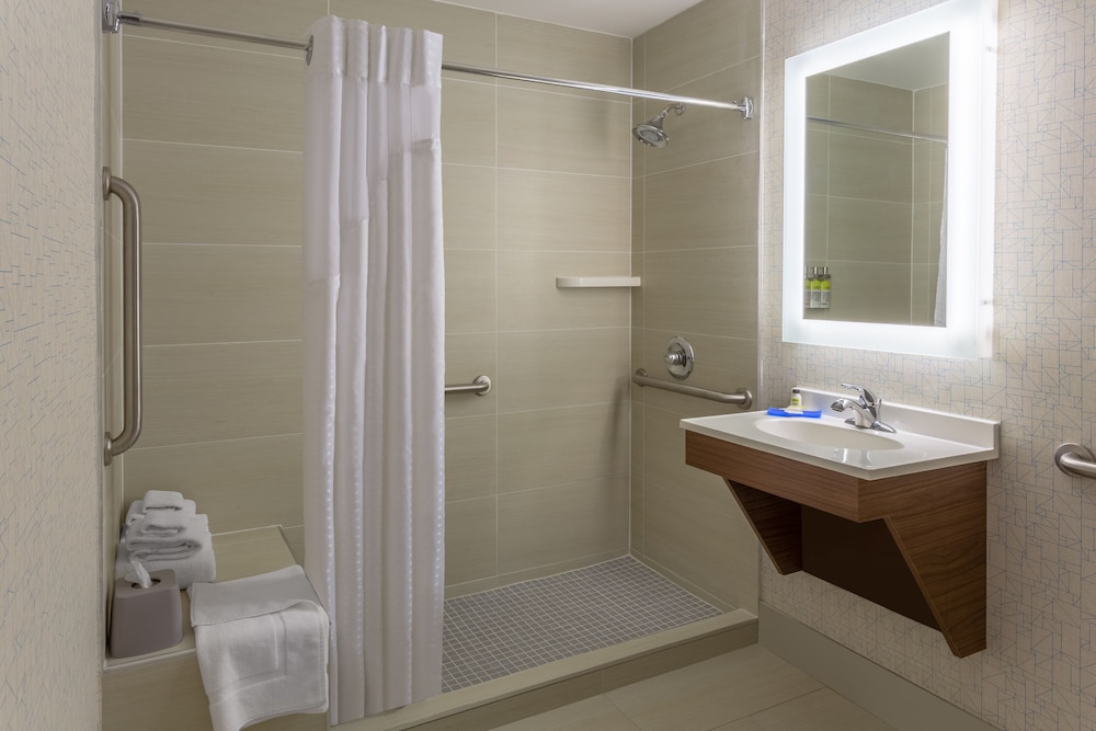 Standard Room, 1 Queen Bed, Accessible (Mobility, Roll-In Shower) photo 3