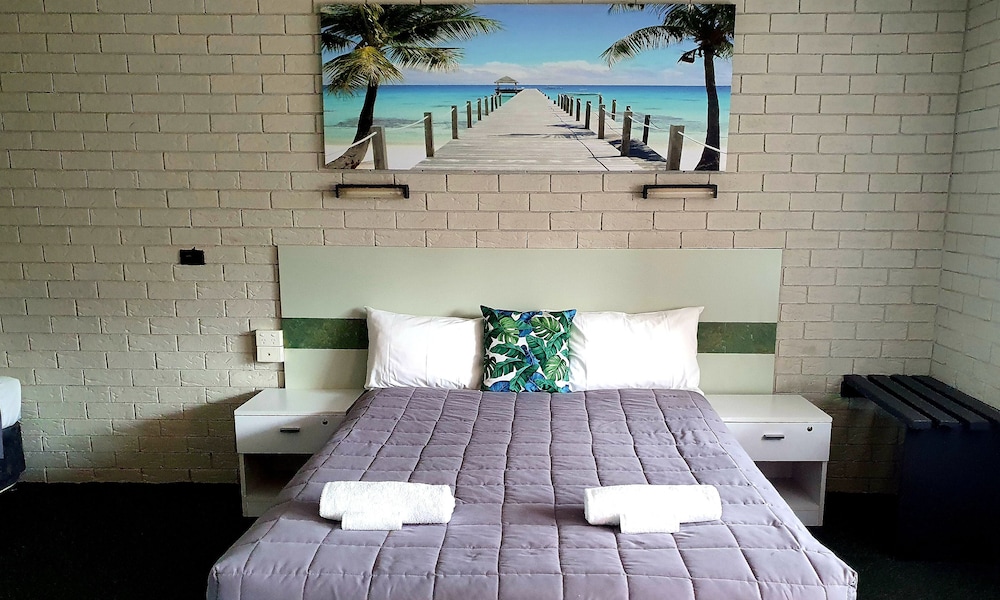 Twin Room (1 x Queen and 1 x Single Bed) photo 3