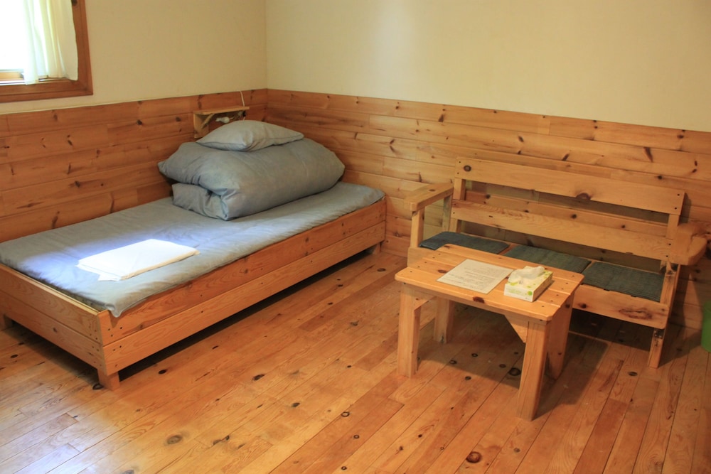 Standard Triple Room, 3 Twin Beds, Non Smoking, Shared Bathroom photo 1