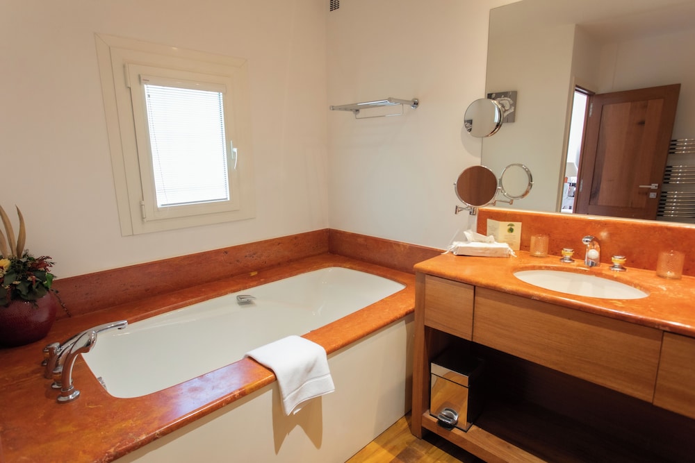 Superior Double Room, 1 Queen Bed, Balcony, Garden View photo 2