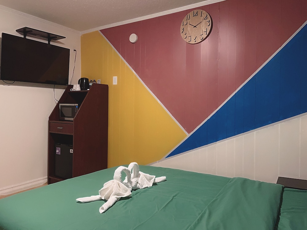 Standard Room, 1 Queen Bed photo 3