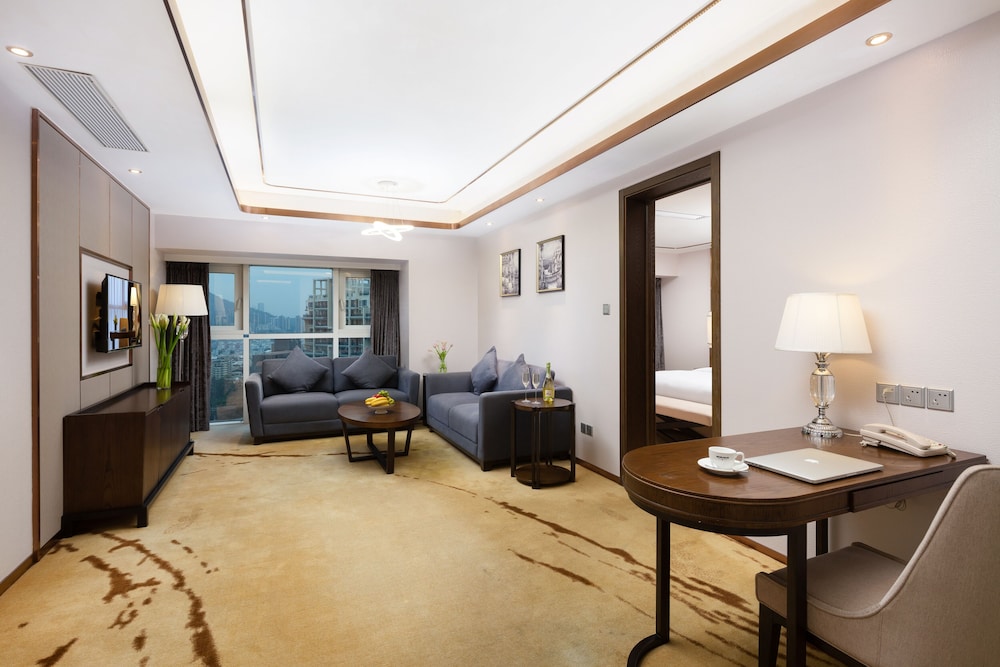 Deluxe Suite, 1 Queen Bed photo 3