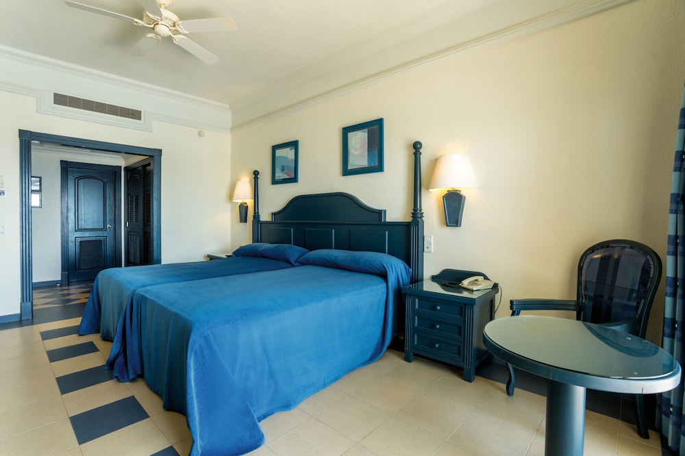 Double Room (U)