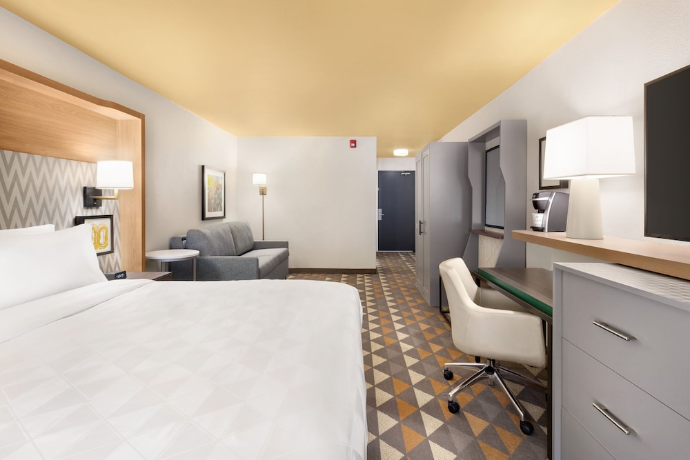 Premium Room, 1 King Bed with Sofa bed - Photo 5