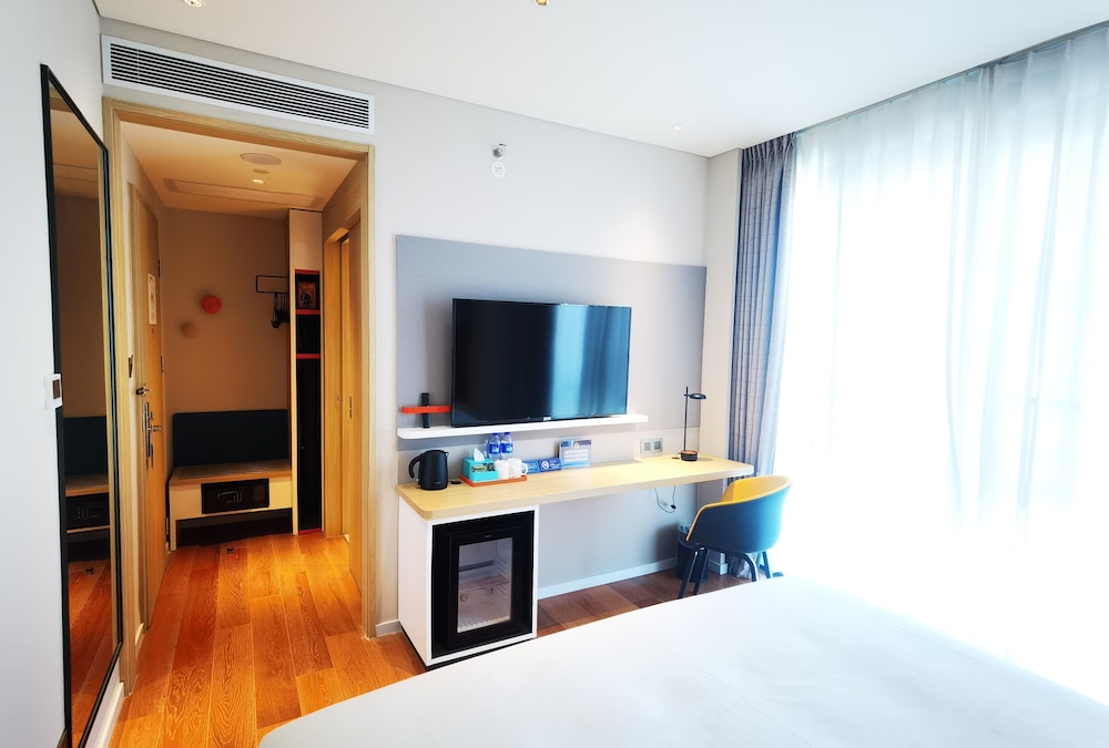 Standard King Bed Room - Photo 3