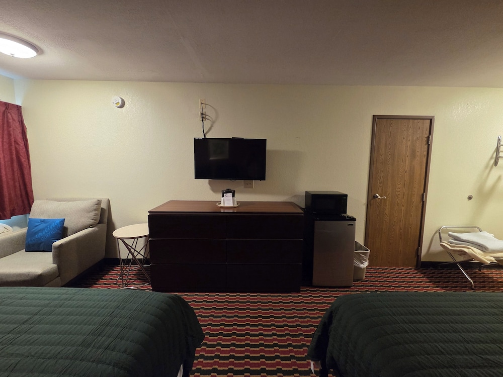 Basic Room, 2 Queen Beds, Bathtub Grab Bars photo 2