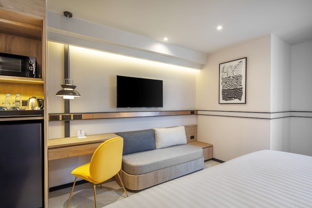 Superior Room, 1 King Bed, Non Smoking, Microwave photo 3