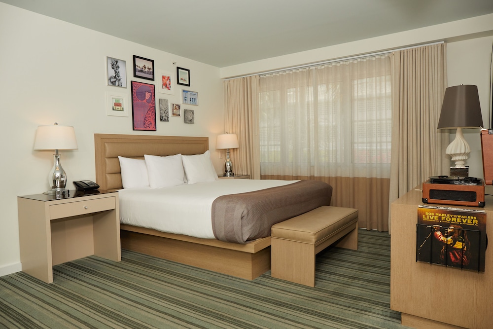 Deluxe Room, 1 King Bed - Photo 1