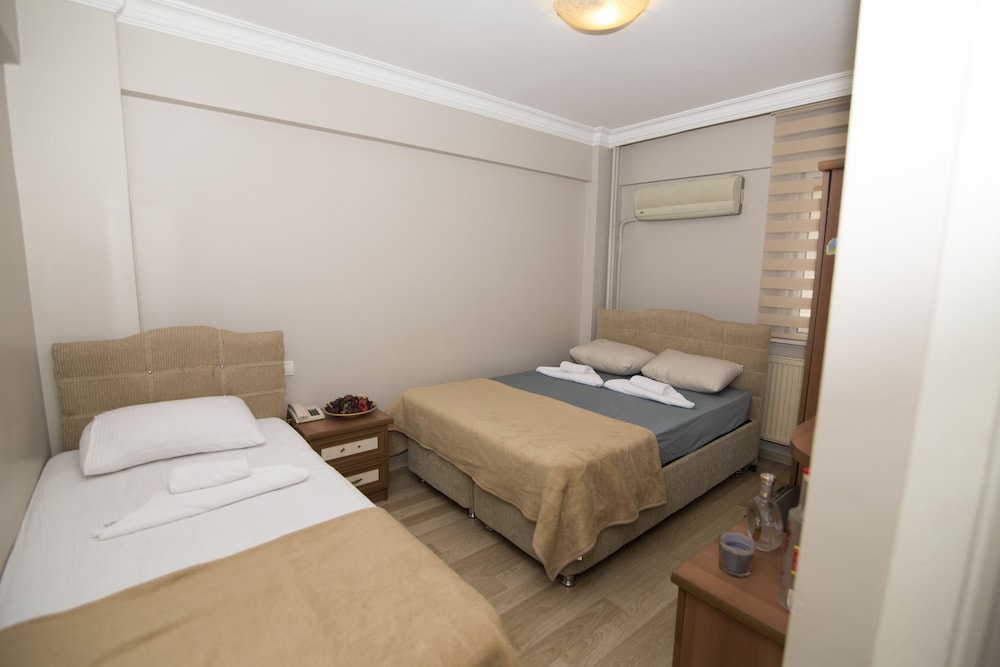 Basic Triple Room, Smoking