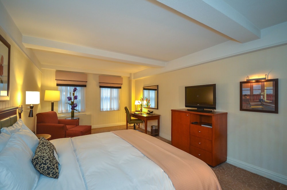 Deluxe Room, 1 Queen Bed thumbnail 5
