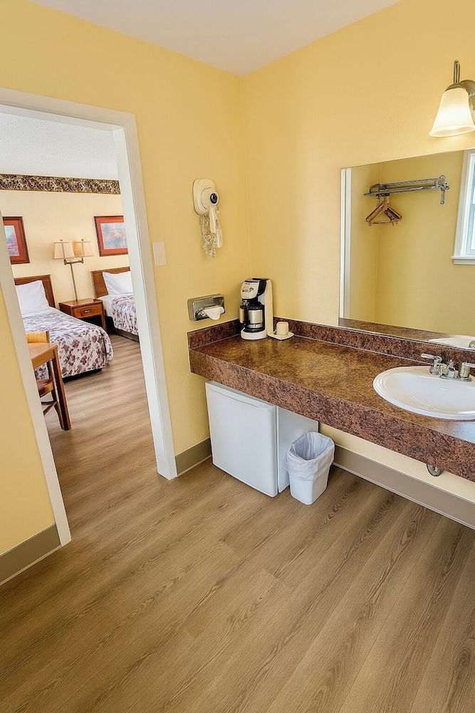 Basic Double Room, 2 Queen Beds, Kitchenette photo 3
