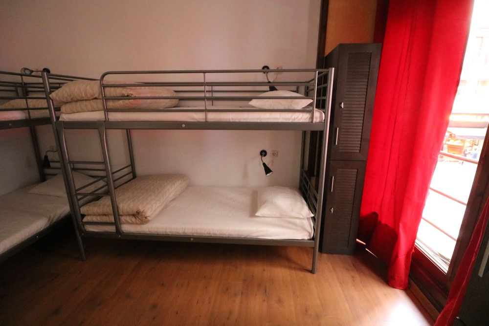 Dormitorio Compartido, Dormitorio Mixto, Baño Compartido, Vista a la Ciudad