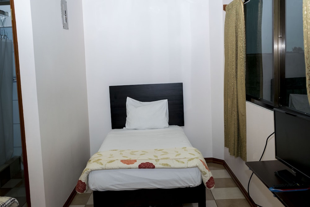 Economy Double Room, 2 Twin Beds - No Window photo 2