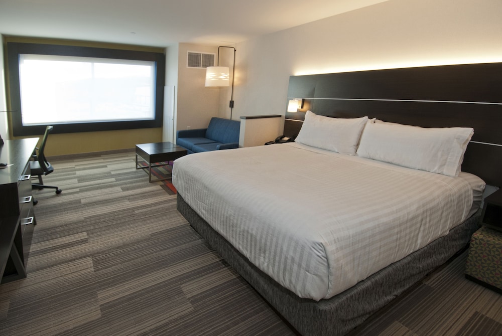 Suite, 1 King Bed, Accessible (Comm Access)