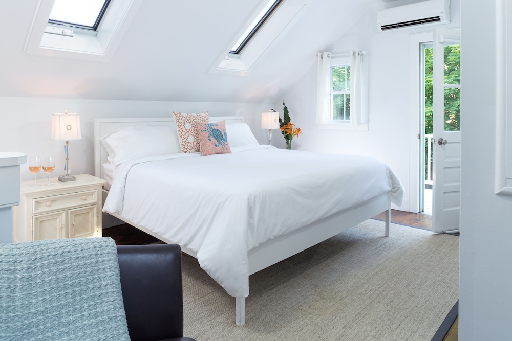 Deluxe Room, 1 King Bed photo 1