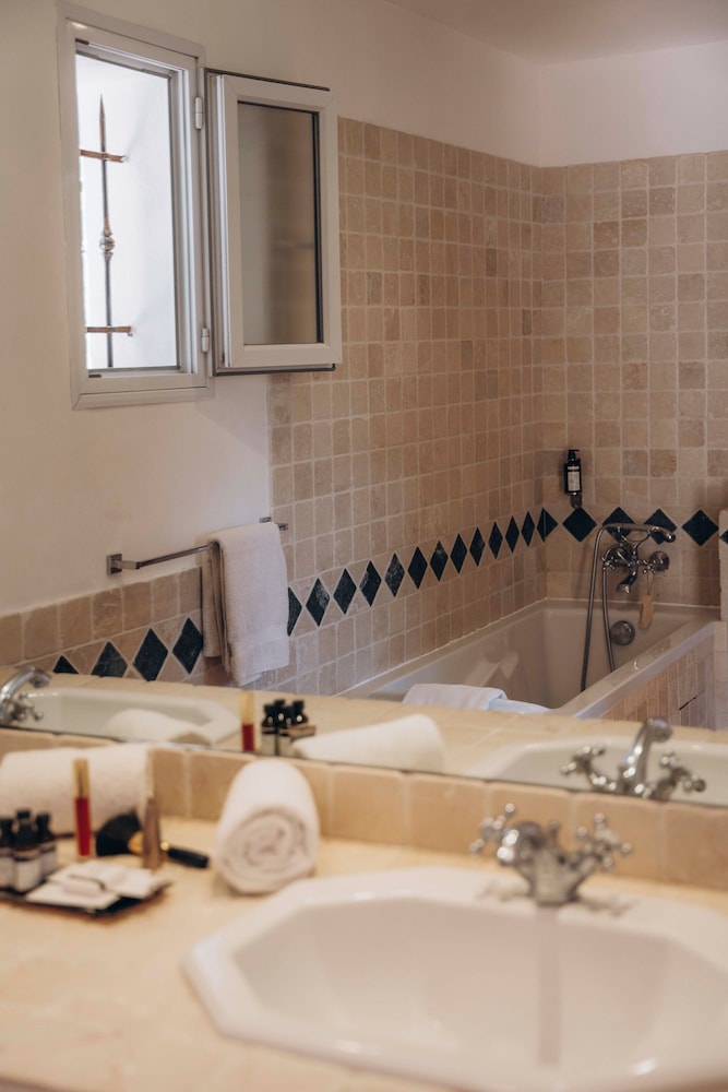 Superior Studio, Bathtub photo 2