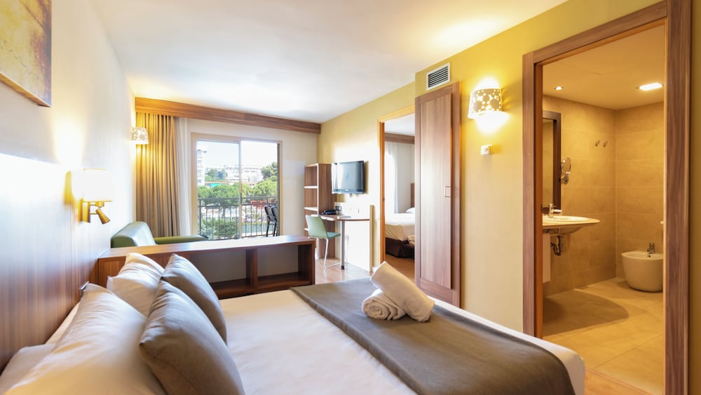 Suite Familiar con Vista a la Piscina (2 Adultos+2 Niños)